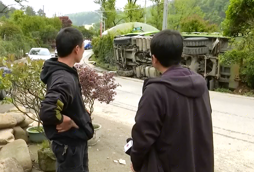 到处踅摸 货车侧翻压到农家树，树主人：先拿16万押金，才能把车吊起来