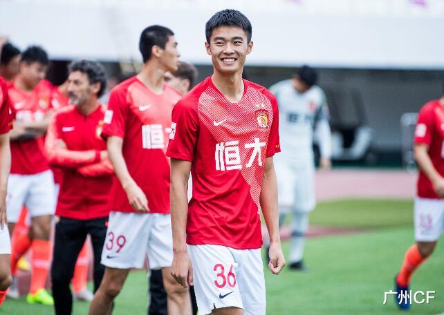 广州队|中超首球成绝唱！卡帅再下狠手，广州恒大U22妖锋离队获官宣