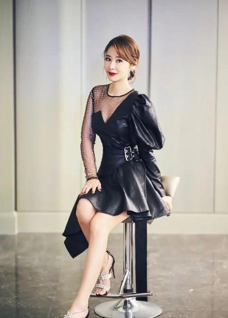 穿衣搭配|林心如换新发型真显年轻，穿风衣外套搭丝绒裤，45岁很难被看出