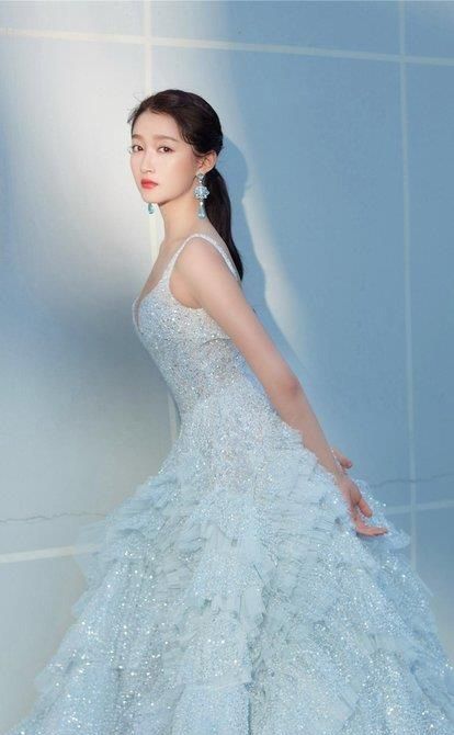 关晓彤|关晓彤长大了！穿“例假裙”曲线堪称过山车，鹿晗赚了。