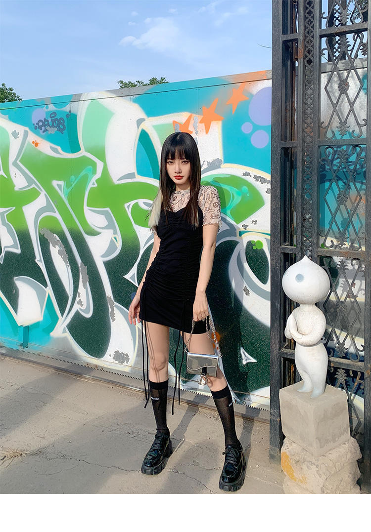 何有强|李小璐打扮真新潮，印花上衣配黑色吊带酷炫帅气，一点不像孩子妈