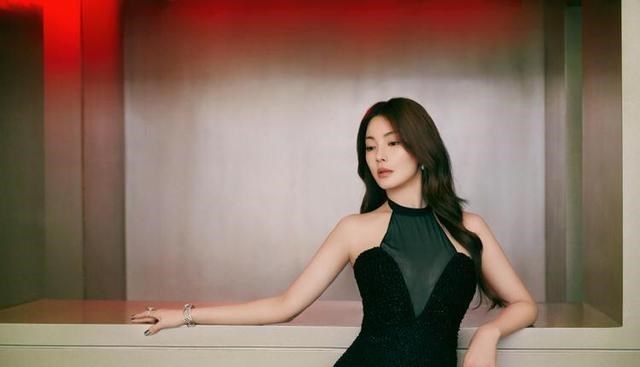 张雨绮|张雨绮身材好又会穿，挂脖裙胸前透视秀傲人曲线，若隐若现更撩人