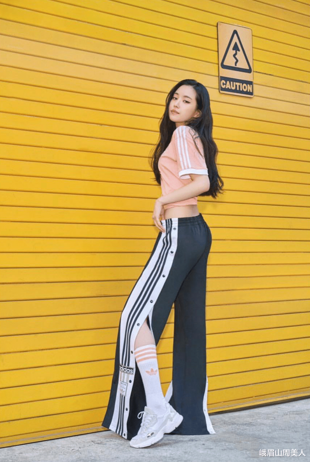 峨眉山周美人 扔掉你的阔腿裤吧!今年流行穿“渣女裤”,不仅显瘦,还时髦吸睛