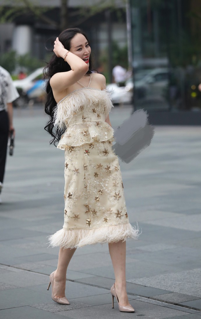 几多小雨云|姐姐穿衣风格真大胆，一件个性又复古的套裙，营造贵妇的气质