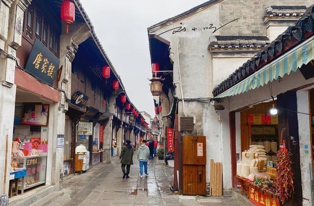 九烈or泥莉 国内有一座委屈的省会，明明实力很强，却被认为是隔壁省的卧底