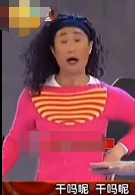 杨幂|央视镜头下杨幂状态暴露，一袭红衣拜新年，虎背熊腰藏不住