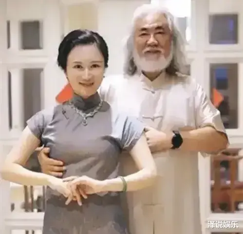 张纪中|张纪中直播带货打盹，妻子举动引热议，网友: 何必如此辛苦