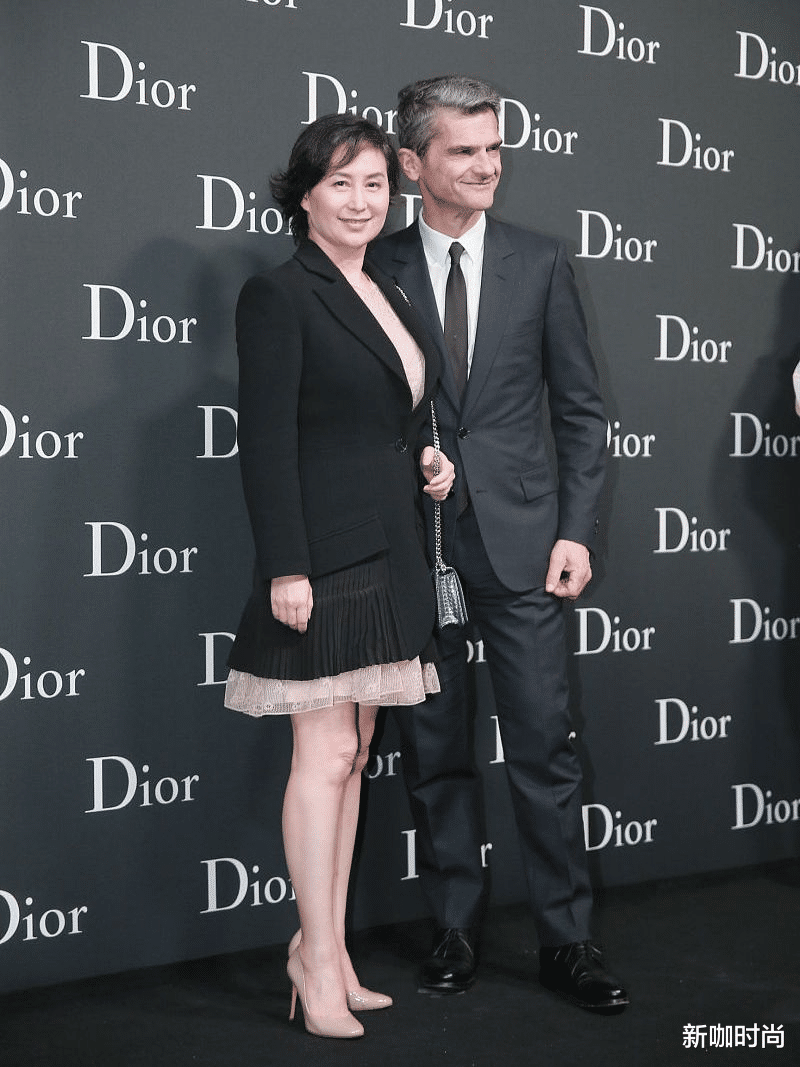 何超琼|何超琼也有豪放一面，穿低领紧身裙和刘嘉玲比美，结果一目了然