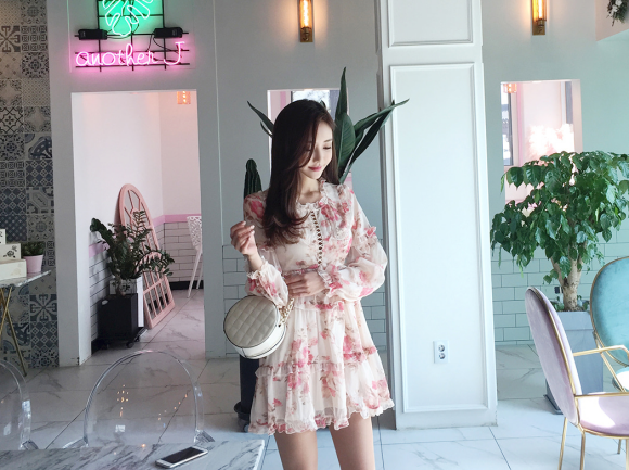心壹穿搭|女神孙允珠高清时尚搭配：鸢红斛叶法兰西花亭层叠洋裙