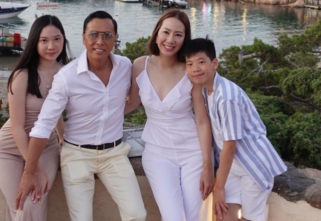 甄子丹|甄子丹夫妇夹击献吻幼子，14岁甄济嘉身高超爸爸，外婆穿短裤长靴