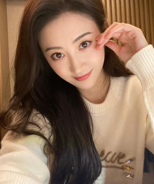 景甜|33岁景甜晒健身美照，大秀肱二头肌，身材匀称，笑容甜美让人心动