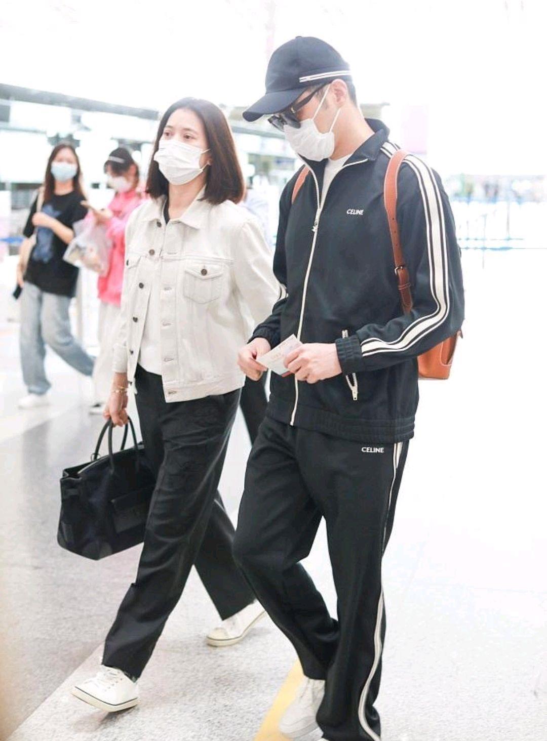 时尚专用小马甲|人到中年身不由己,袁咏仪、张智霖夫妇低调现身,普通的中年夫妻