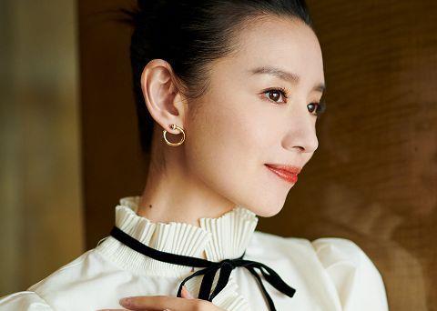 董洁|董洁带儿子现身机场，素颜出镜难掩美貌，儿子长得很帅气