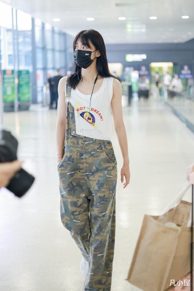凡小屋|曾可妮机场走出模特气场，背带裤只挂一根肩带，她太会赶时髦了
