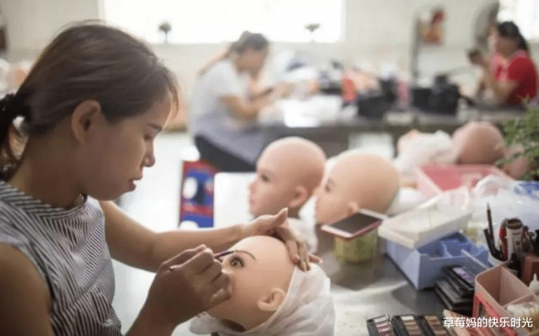 警察 男子家中藏实体娃娃，而后被房东误认为藏尸，警察来后男子经历了大型社死现场