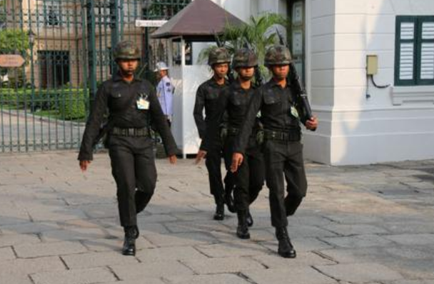 退休|日本一男子35岁退休后，在泰国组起11人后宫，过上了皇帝生活