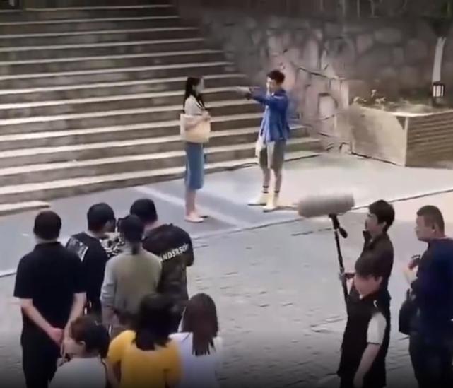 关晓彤|网友偶遇关晓彤拍戏，牛仔裙又土又丑小腹显胖，张一山驼背像老头