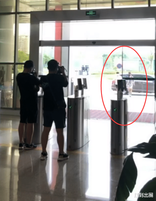 谢娜|?谢娜回快本上班路透曝光，下车后由何炅一路搀扶，产后身材发福明显