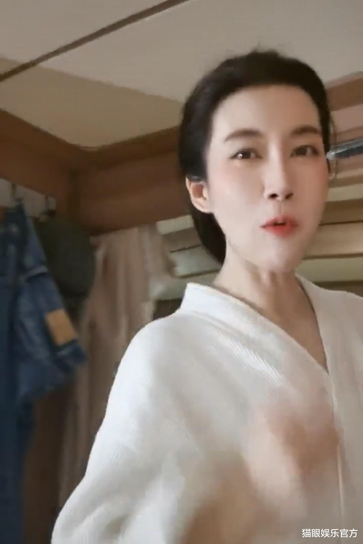 温峥嵘|42岁温峥嵘近照太瘦！脸颊凹陷消瘦明显，青筋暴起气质却依旧不减