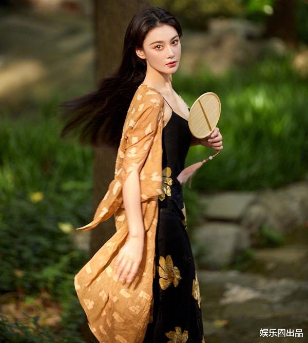 张馨予|张馨予的中秋节大片曝光，身穿吊带裙手持小蒲扇，美感不输古装片