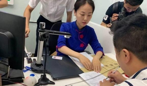 现象尽在眼中 男子因“姓名”被银行拒绝，看到名字后，网友调侃要不换一家？