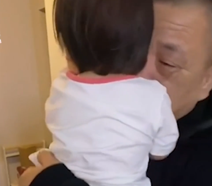 民生小鱼 沈阳：老人下夜班赶路600公里，为外孙女过生日，不舍分离现场大哭，网友感动落泪