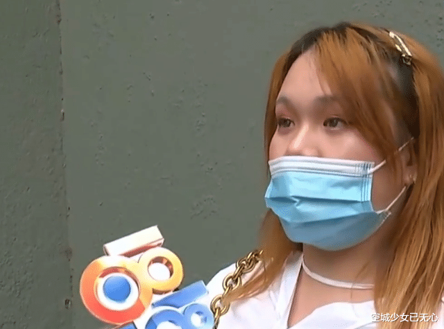 女孩炸鸡里吃出头发,给完差评惊动警察,老板娘哭着赔了200元
