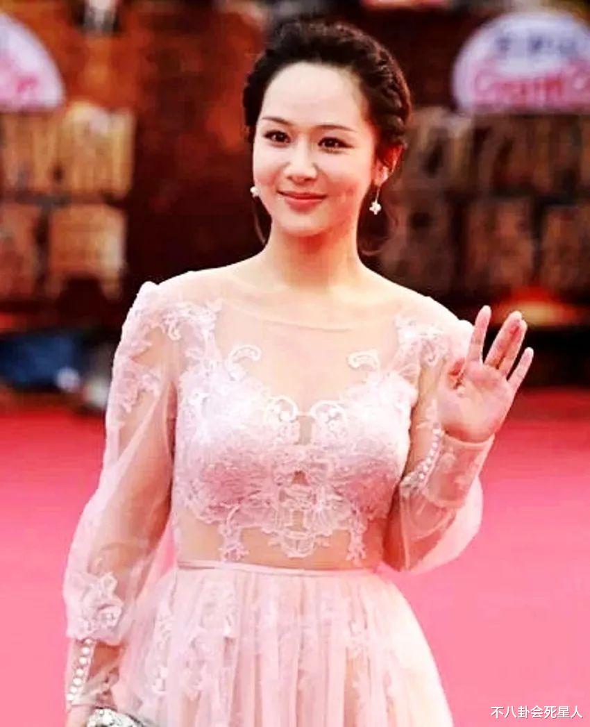 鞠婧祎|身材一般却努力凹造型，红毯上像个笑话，这些女星还是认清现实吧