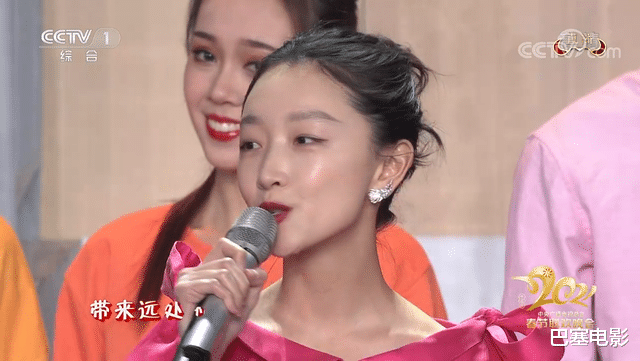 春晚|春晚主持人口红引热议，伴舞喜感好抢镜，贾玲你咋这么能呢？