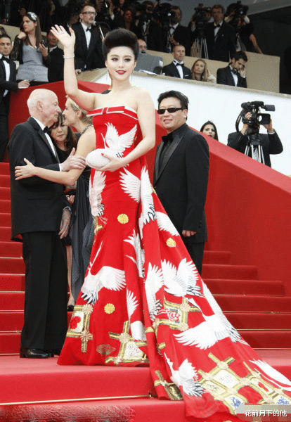 范冰冰|范冰冰大胆挑战透视裙，中间镂空一块秀出小腹，薄纱难遮事业线