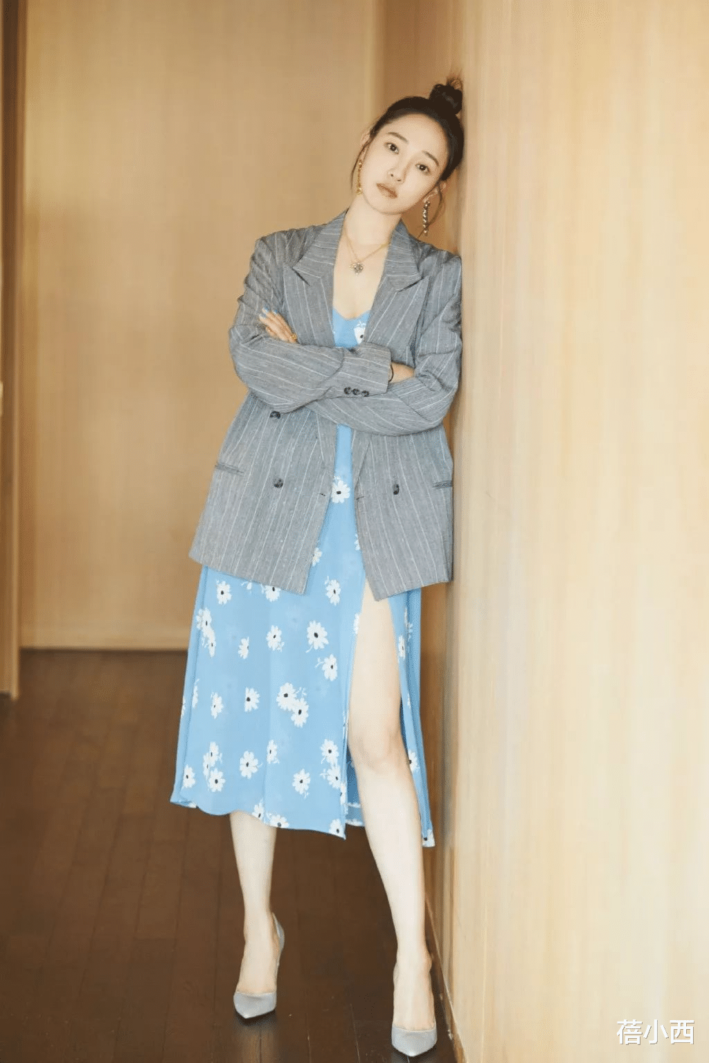 白百何|白百何、张震演绎侣装，2人穿牛仔装含情脉脉，摄影师拍得下去？