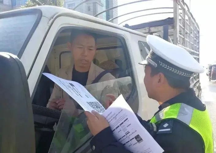 交易 驾驶证忘记带属于\无证驾驶\吗? 交警：拿出这个，一般都没事！