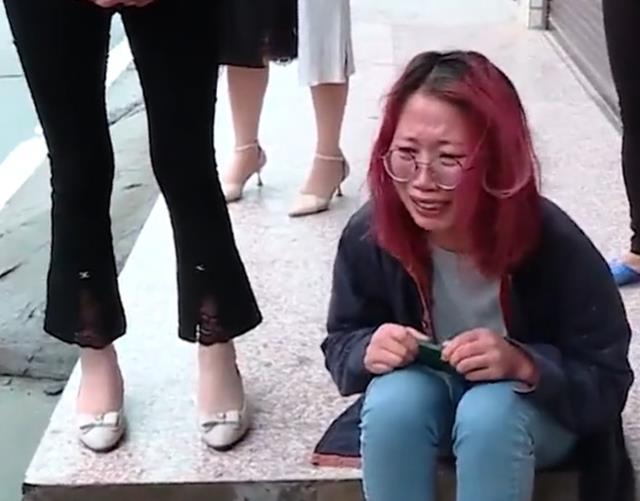 女孩|23岁女孩宁可被家暴也不愿离婚，问及原因她称：丈夫太帅舍不得