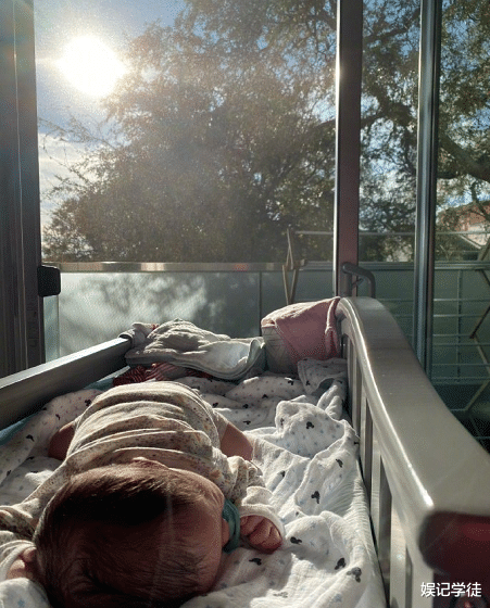 古巨基|“奶爸”古巨基再次上线，分享一家三口全家福，2岁儿子萌态十足