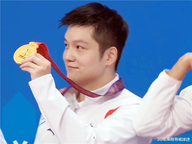 樊振东|王皓真幸福！曾不满妻子跳双人舞去搅场，如今搂美妻秀恩爱发感慨