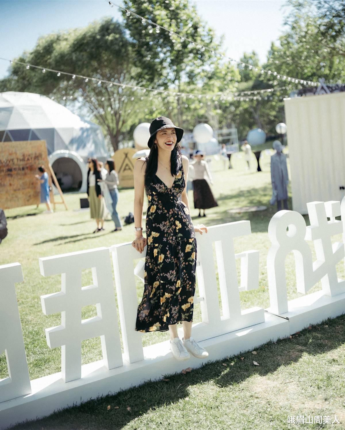 峨眉山周美人|姚晨留空气刘海好嫩!穿膝上花裙秀美腿,看着一点不像42岁阿姨