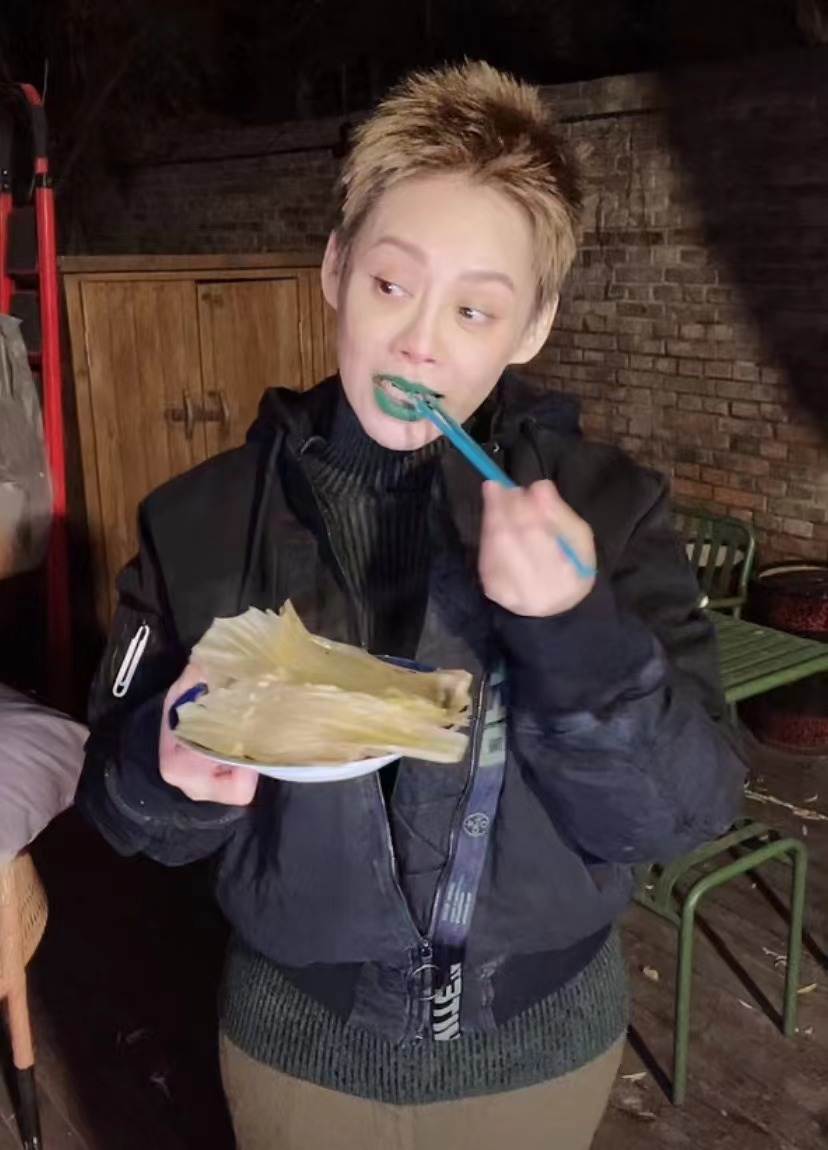 宁静|49岁宁静在自家小院烤肉,涂“口绿”引十万人围观,自夸脸显年轻