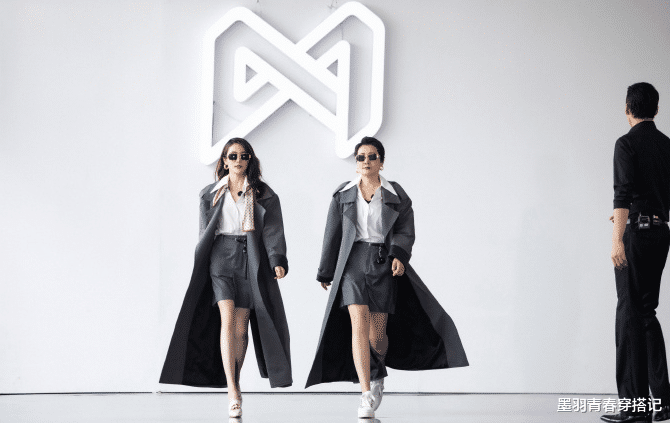 墨羽青春穿搭记|国民妈妈变霸气女总裁，张凯丽穿风衣和女儿合影，酷飒潇洒哪像69