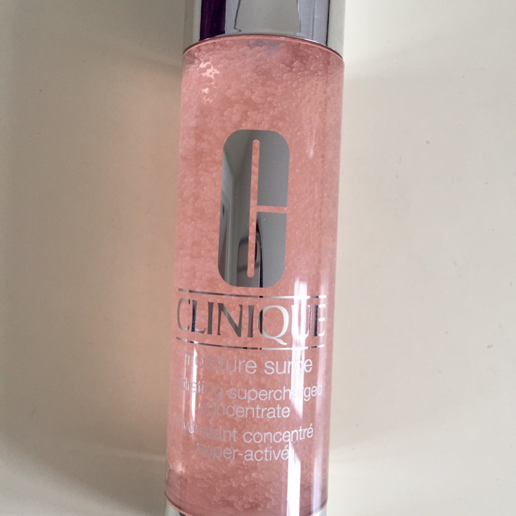 化妆水 种草热门化妆水：调节水油平衡的效果，使皮肤细腻有弹性