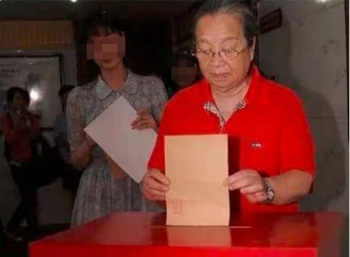 李明启|85岁“容嬷嬷”李明启罕现身！戴珍珠耳环面色红润，说话十分洪亮