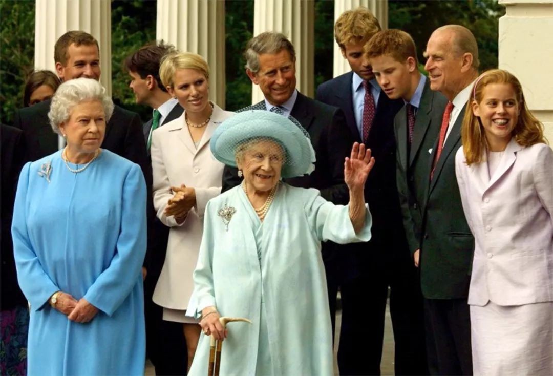 英國女王母親102歲去世，為何將大部分遺產留給哈裡，而不是威廉-圖6