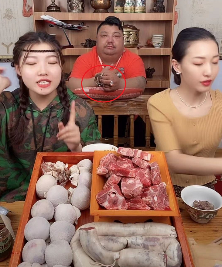 女主播|知名网红直播中精神萎靡，满屏求救信息无人理睬，险酿“泡泡龙”式悲剧