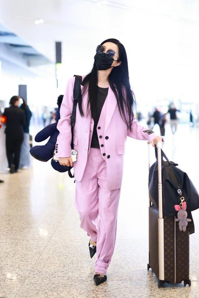 美人哒 范冰冰靠穿搭成功出圈，一身粉色西装有点飒爽有点甜，值得借鉴