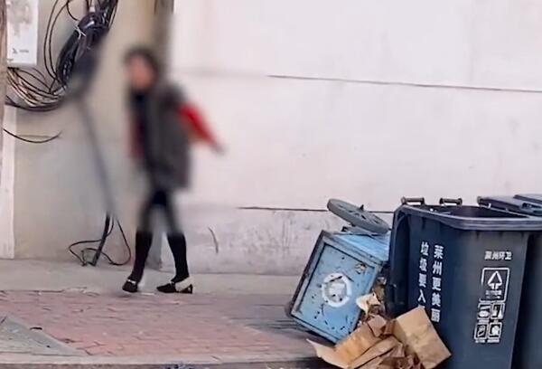 长三角观察 女子提刀辱骂清洁工：你就是个臭扫地的，知不知道我是谁?