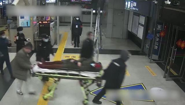 北京日报客户端 丰台老人怄气出走到通州,突发急病晕倒,幸遇民警站务员相助