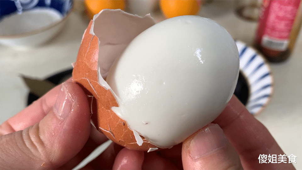 煮鸡蛋时,直接加水煮是错的!多加1步,又嫩又营养,壳一碰就掉