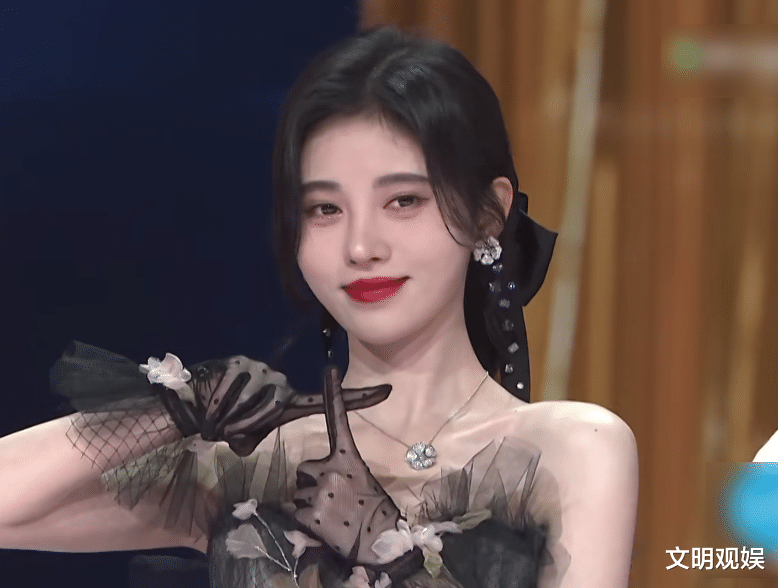 鞠婧祎|鞠婧祎出席拾光盛典，被原相机拉近对准拍，精致五官不是一般绝