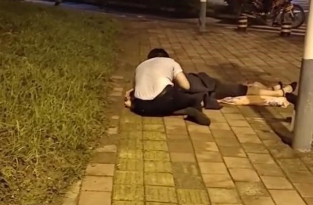 周兰育儿日志|安徽：夫妻露宿街头，妻子生病男子静静安抚，场面让人泪目