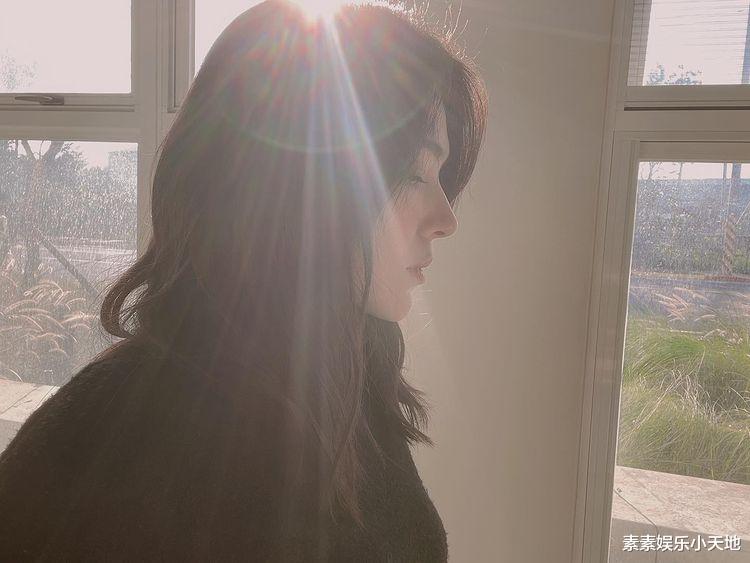 许玮甯|许玮甯结婚后首晒照,三连拍感觉变了样,怀疑是邱泽的视角