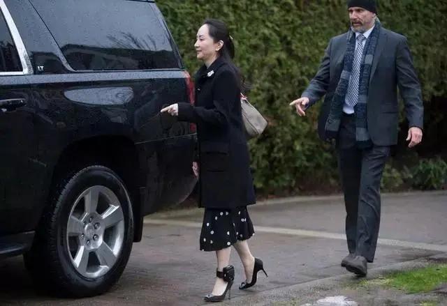 打底裤|孟晚舟“霸气出庭”照太惊艳！换黑长直新发型，白到发光更显气质